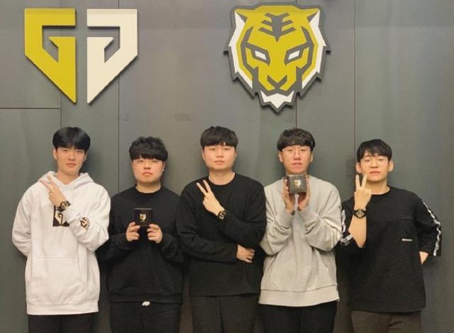 一是用手牌 一是用手牌